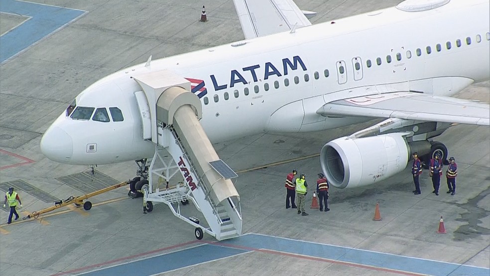 Avião da Latam faz pouso forçado no aeroporto de Brasília — Foto: TV Globo / Reprodução