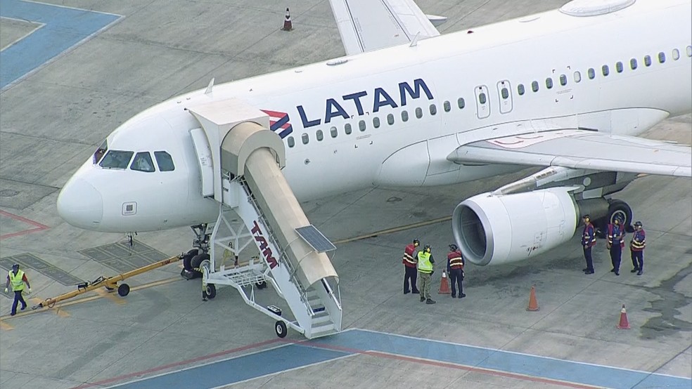 AviÃ£o da Latam faz pouso forÃ§ado no aeroporto de BrasÃ­lia â€” Foto: TV Globo / ReproduÃ§Ã£o