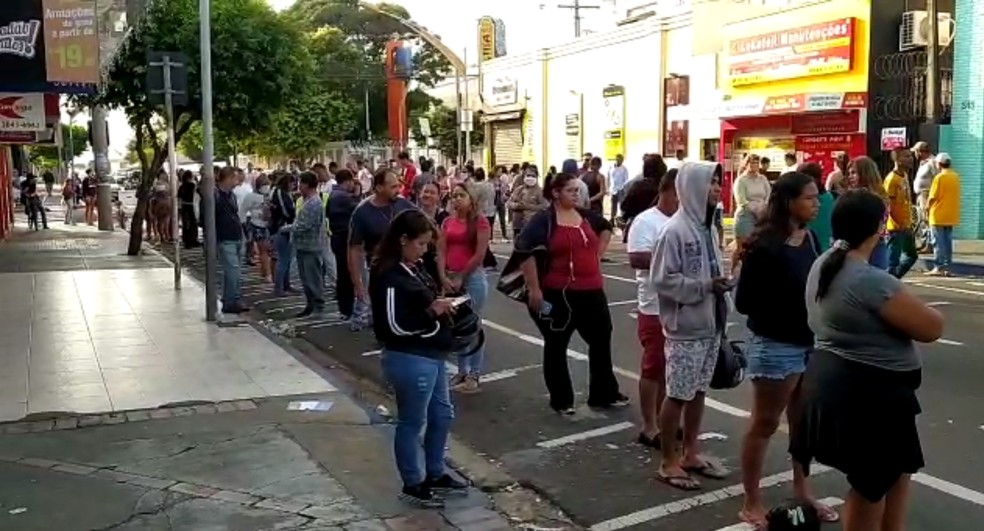 Moradores se aglomeram em filas para sacar auxílio emergencial em agências da Caixa; vídeo | São José do Rio Preto e Araçatuba | G1