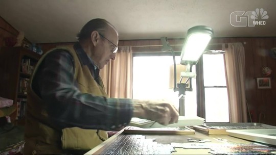 Homem de 93 anos tenta bater recorde mundial de quebra-cabeças