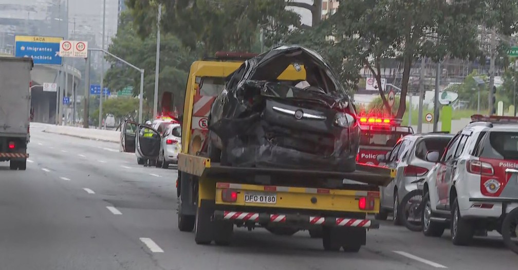 Carro fica destruído após capotamento na Marginal Pinheiros, na Zona Sul de SP — Foto: Reprodução TV Globo