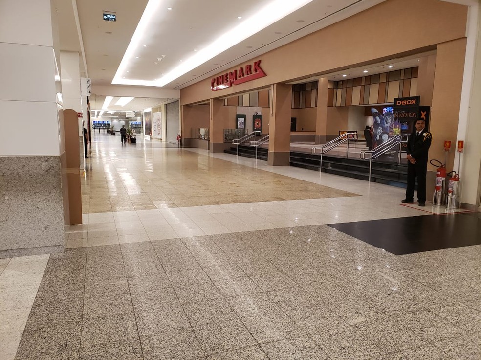 Shopping Midway Mall, em Natal, com os corredores vazios coronavírus no dia 18 de março (Arquivo) — Foto: Bruno Vital/G1