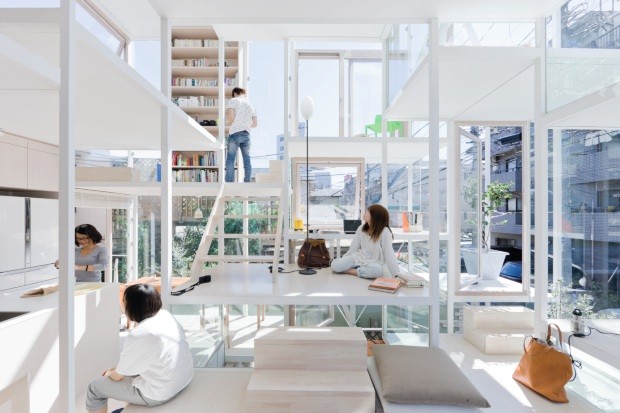 Radical. Desenhada para um jovem casal, esta casa em Tóquio, projeto de Sou Fujimoto, redefine o conceito de privacidade com espaços conectados que remetem à ideia de viver em uma árvore (Foto: Iwan Baan Sou Fujimoto / Divulgação)