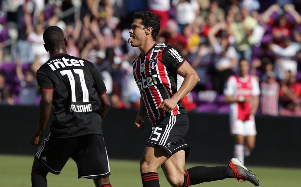 Hernanes comemora o gol sobre o Ajax — Foto: Rubens Chiri / saopaulofc.net