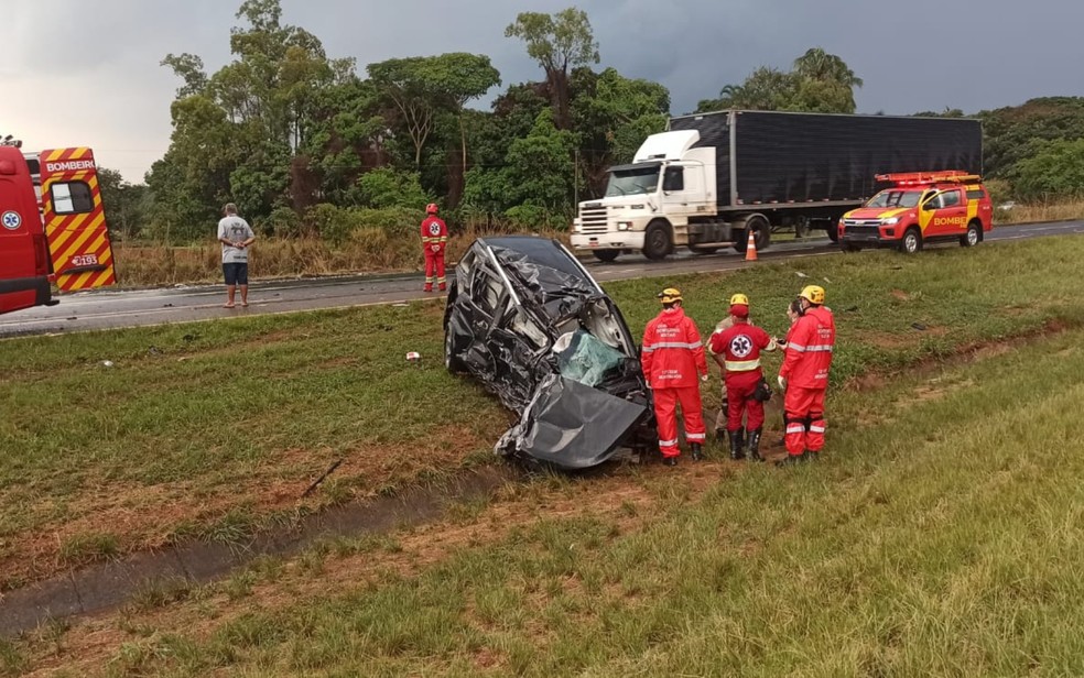 Médico morre e carro fica destruído após acidente com caminhão em Morrinhos — Foto: Divulgação/Corpo de Bombeiros