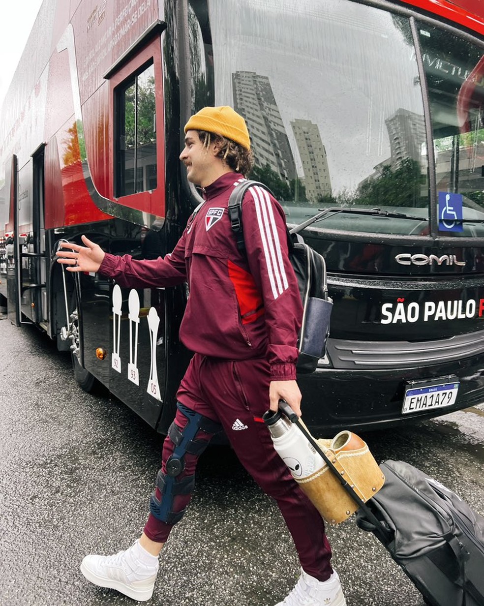Gabriel Neves no embarque do São Paulo para a final da Sul-Americana, em Córdoba — Foto: Divulgação/São Paulo