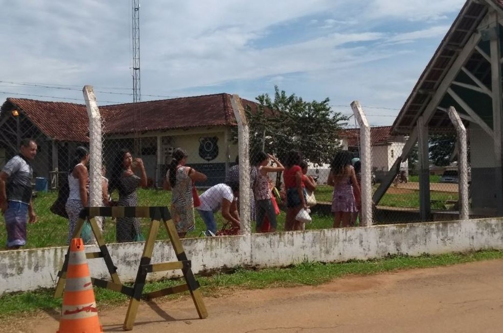 Visitantes esperam a entrada no presÃ­dio de Rio Branco neste domingo (6) (Foto: QuÃ©sia Melo/G1)