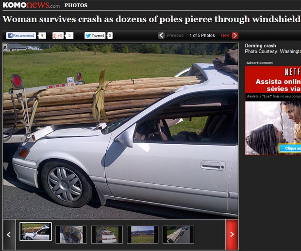 Estacas de madeira atravessaram o vidro do carro que a mulher dirigia  (Foto: Reprodução)