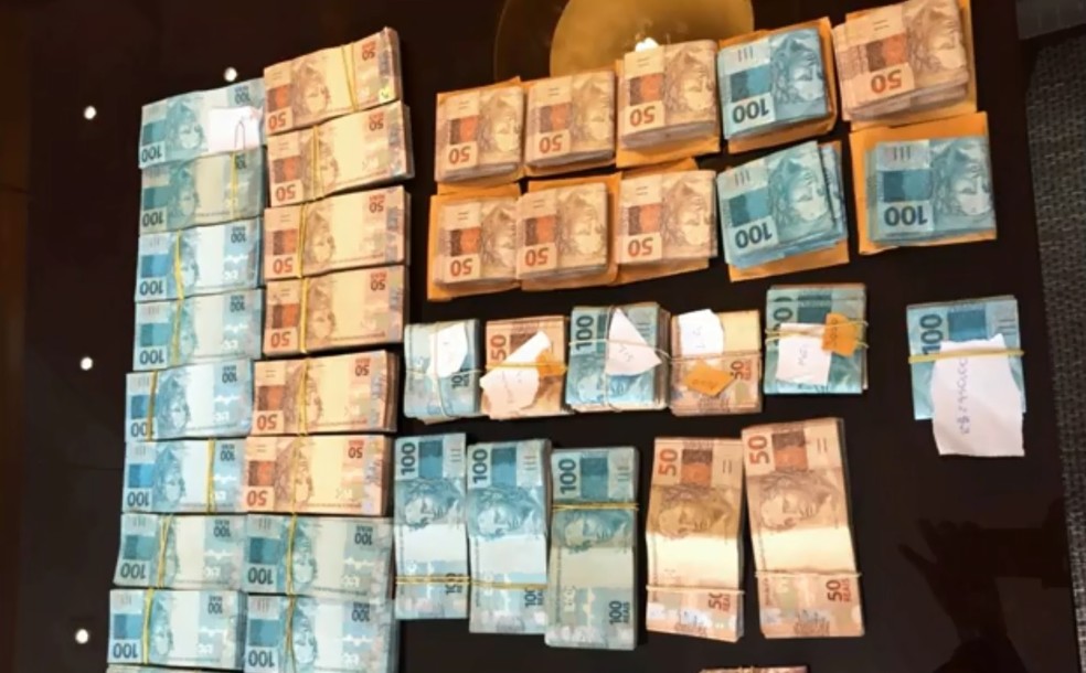 PolÃ­cia achou dinheiro escondido na banheira da casa do presidente da CÃ¢mara de PetrÃ³polis, RJ (Foto: ReproduÃ§Ã£o/InterTV)