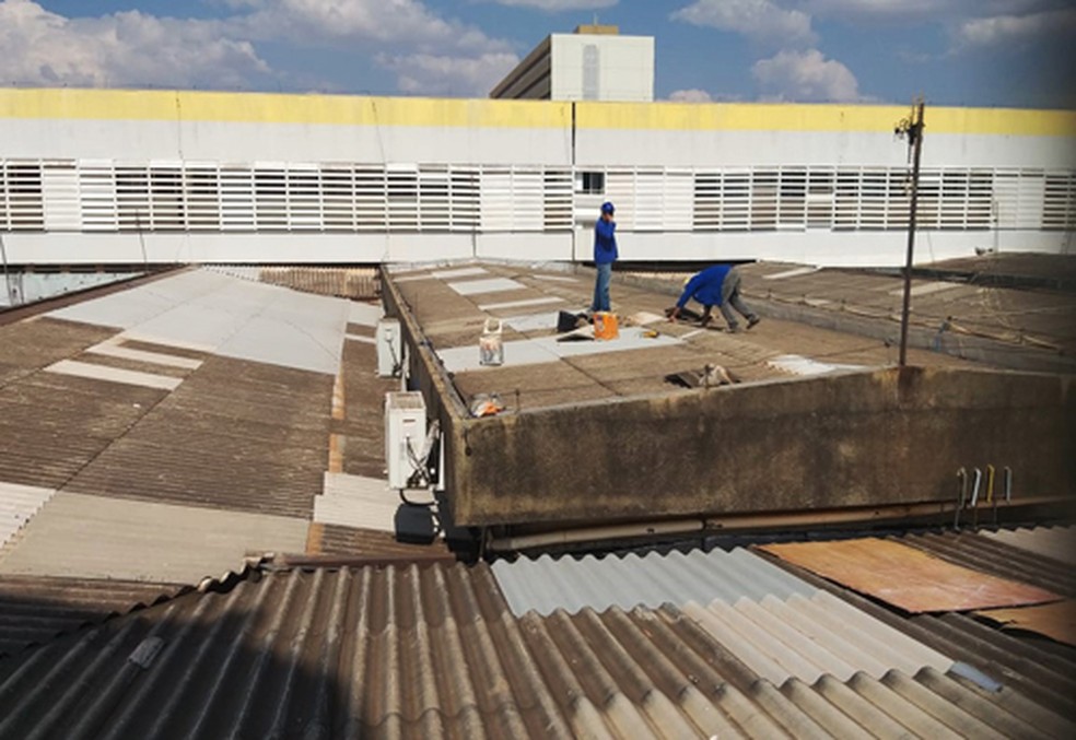 Funcionários fazem revitalização do telhado do Hospital Regional do Gama (HRG), no DF — Foto: GDF/Divulgação