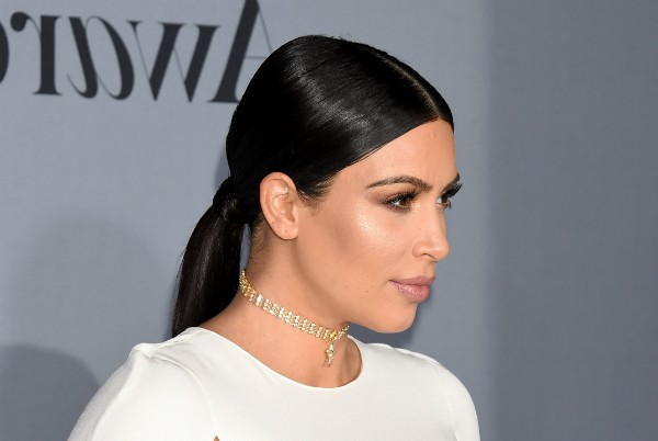 Kim Kardashian usa rabo de cavalo para manter os fios no lugar (Foto: Getty Images)