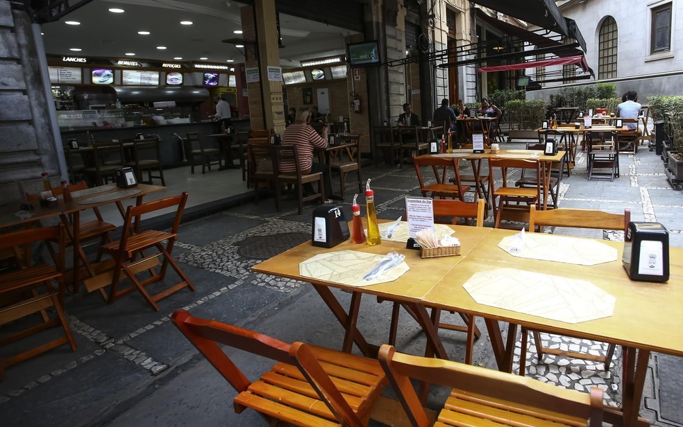 Bares e restaurantes com mesas na calçada na região central de São Paulo durante a pandemia de Covid-19  — Foto: Newton Menezes/Futura Press/Estadão Conteúdo
