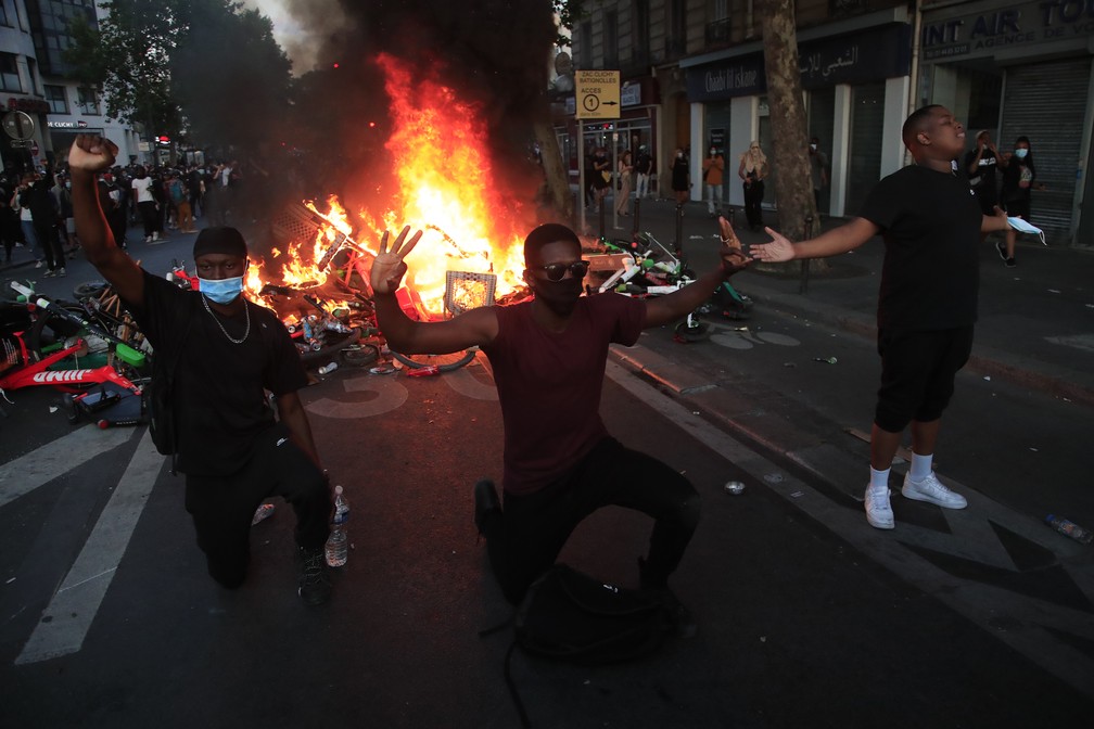 Manifestantes montam barricada em Paris, França, em ato antirracismo nesta terça-feira (2) — Foto: Michel Euler/AP Photo