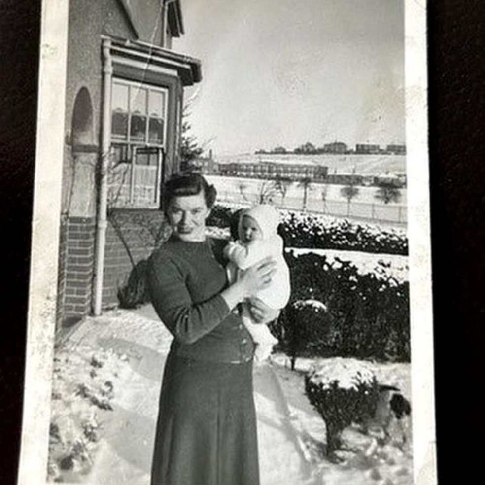 Margaret com a mãe quando era bebê — Foto: MARGARET MITCHELL/via BBC