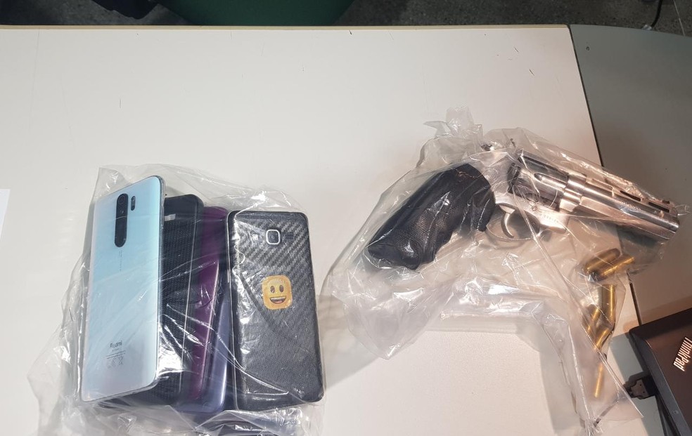 Aparelhos celulares, arma e munições foram apreendidos com o trio em Fortaleza — Foto: Rafaela Duarte