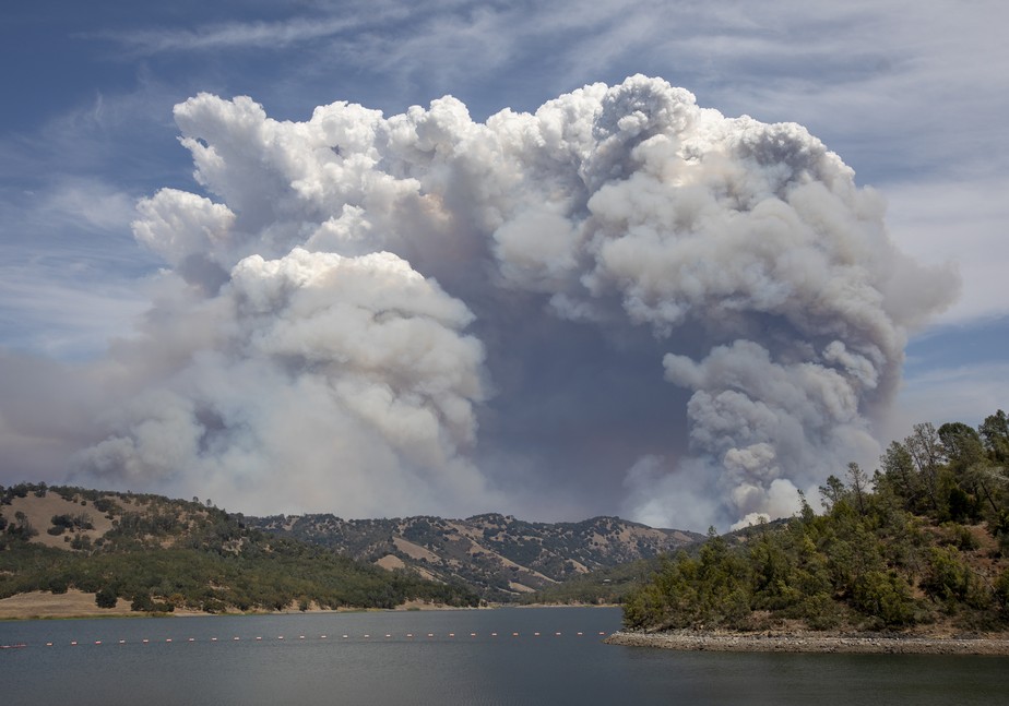 Maior incêndio florestal dos EUA gera 