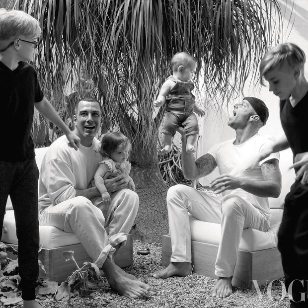 Ricky com a família (Foto: Reprodução/Instagram Vogue UK)
