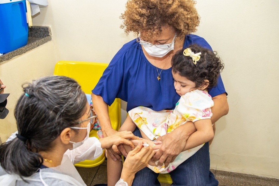 Mais de 400 bebês são vacinados contra Covid-19 em Manaus