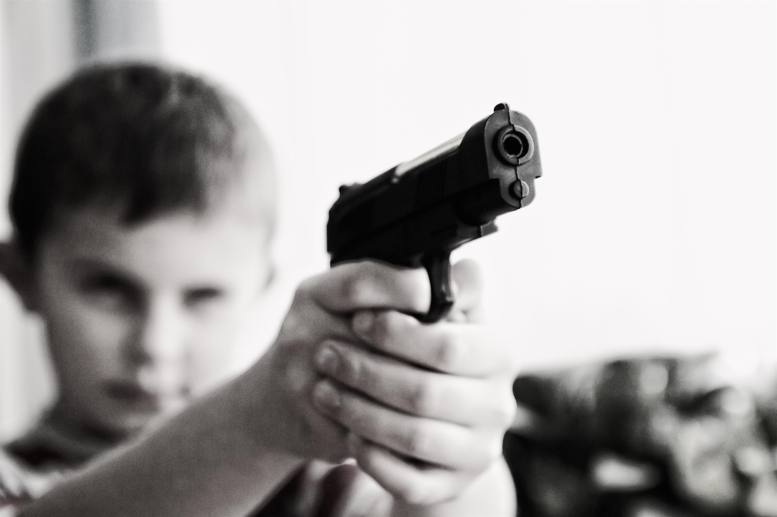 Criança apontando uma arma de brinquedo (Foto: Pixabay/Pexels)
