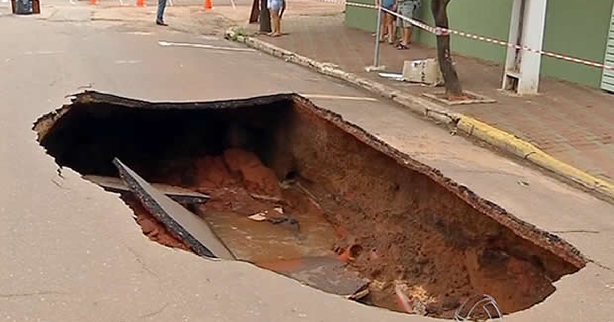 G1 - Asfalto cede e cratera se forma em avenida de Rondonópolis (MT ...