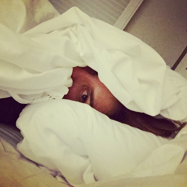 Com preguiça, a cantora Ivete Sangalo ainda não levantou da cama (Foto: Reprodução - Instagram)