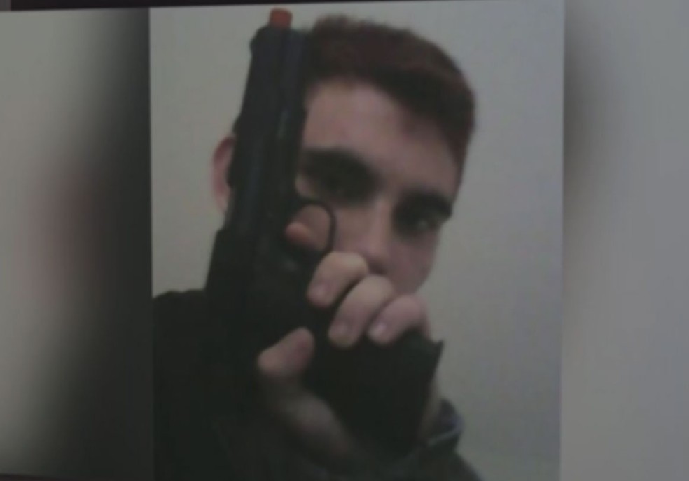 Nikolas Cruz tinha fotos com armas em rede social (Foto: Reprodução/TV Globo)