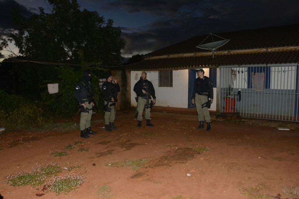 Policiais cumprem mandados em uma casa em Taquaralto (Foto: Denis Tavares/Polícia Civil)