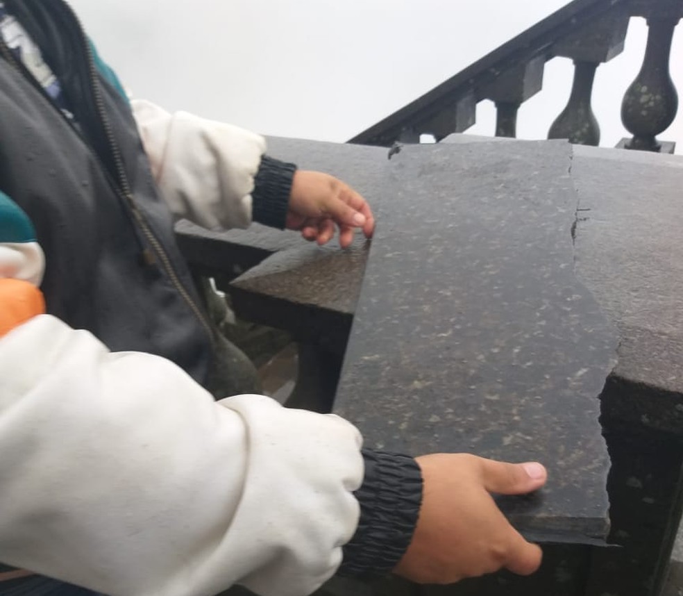 Placa caiu durante forte ventania nesta terça-feira (13). Ninguém se feriu. — Foto: Divulgação/Cristo Redentor