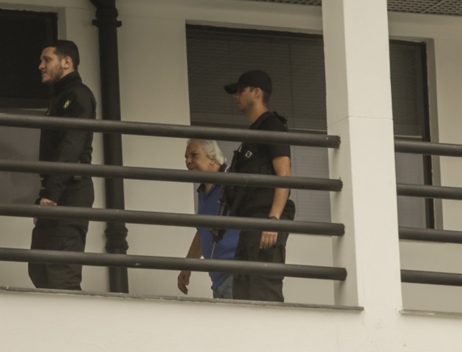 Aílton Guimarães Jorge, o Capitão Guimarães, chega à sede da Polícia Federal no Centro do Rio