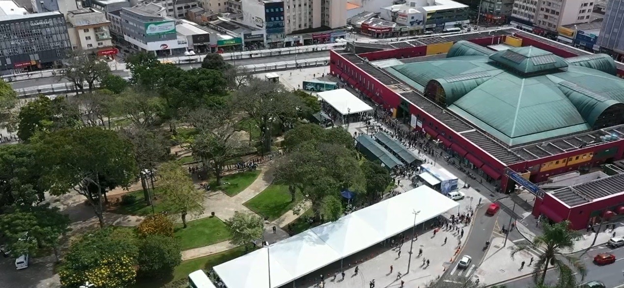 Em busca de oportunidade, moradores de Curitiba e região fazem fila para participar de mutirão de emprego