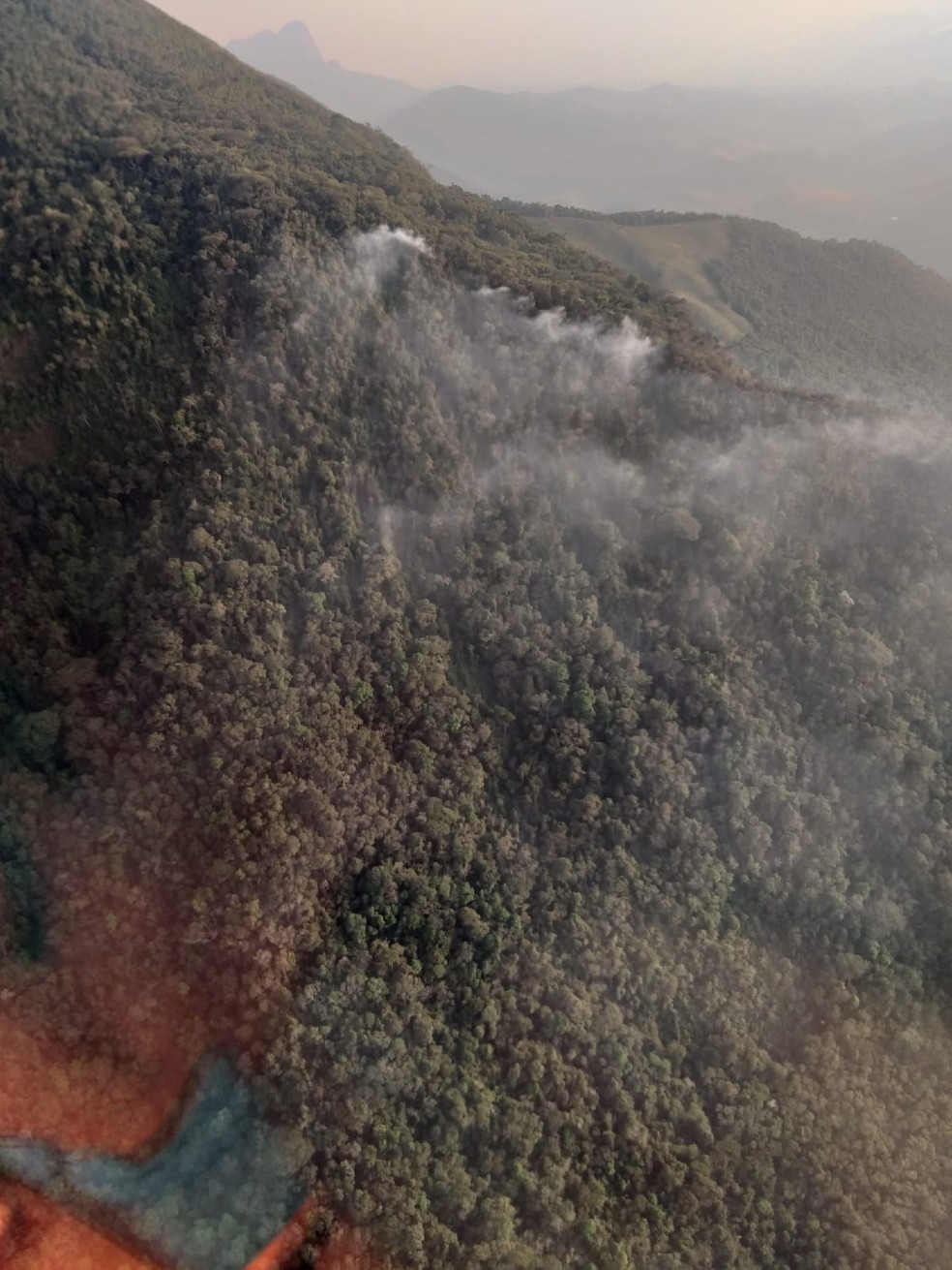 Incêndio de grandes proporções atinge Parque Estadual da Serra do Papagaio, em Baependi — Foto: Divulgação/Corpo de Bombeiros 