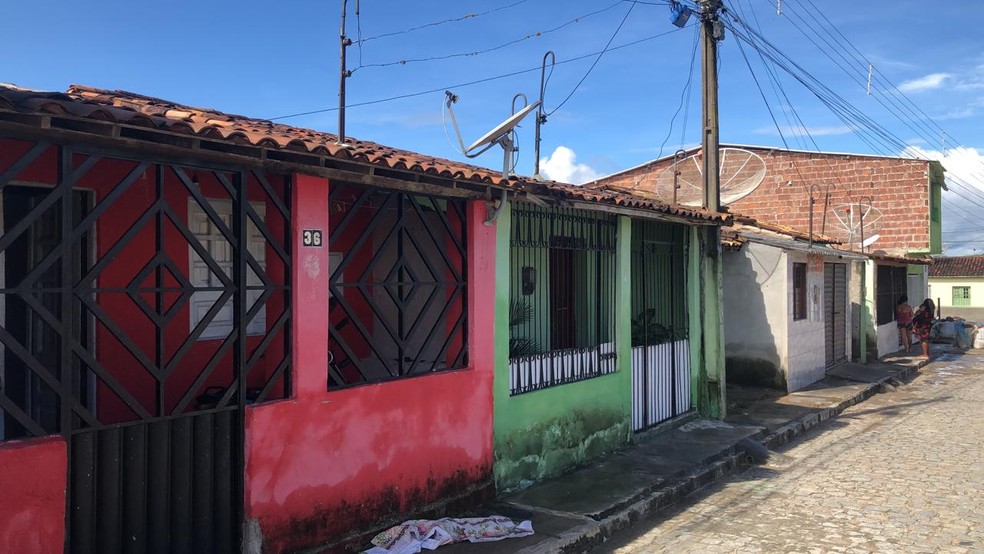 Rua onde Erivaldo Francisco, autor confesso de 24 homicídios em Alagoas, foi morto em Canhotinho — Foto: Joab Alves/TV Asa Branca