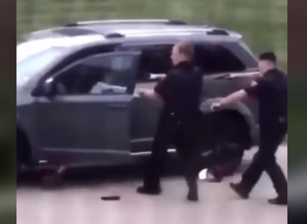 Vídeo mostra momento em que Jacob Blake é baleado nas costas por policiais (Foto: Reprodução/Facebook/Ben Crump)