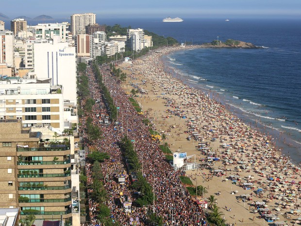 Vista aérea do bloco Simpatia é Quase Amor, que ocupou grande parte da Avenida Vieira Souto, em Ipanema, na tarde deste sábado (2) (Foto: Fernando Maia/Riotur)