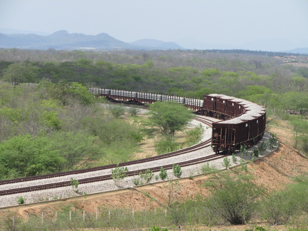 Paradas, obras da ferrovia Transnordestina são retrato do descaso |  Pernambuco | G1