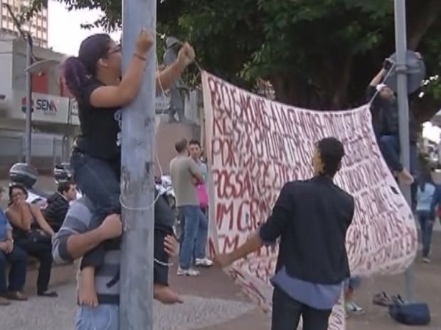 Faixas foram colocadas pelos manifestantes em frente à prefeitura  (Foto: reprodução/TV Tem)