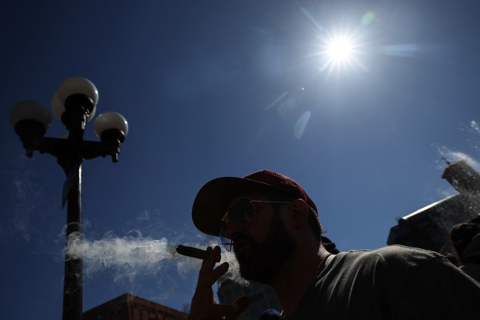 Homem fuma 'charuto' de maconha nos EUA em 20 de abril de 2022 — Foto: Shannon Stapleton/Reuters