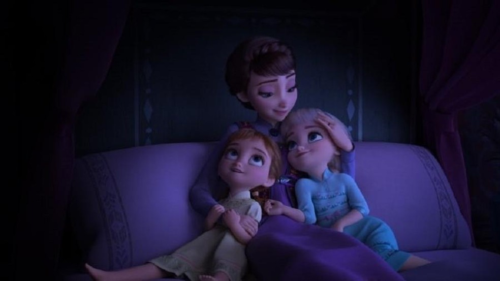 Rainha Iduna canta para Elsa e Anna ainda pequenas em "Frozen 2" — Foto: Reprodução/Twitter/Frozen2