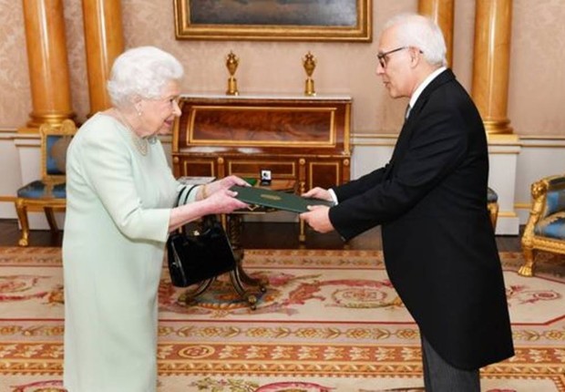 Em fevereiro de 2019, durante a cerimônia de apresentação de suas credenciais como Embaixador, Fred Arruda presenteou a Rainha Elizabeth com uma medalha da Casa da Moeda alusiva à histórica viagem dela ao Brasil (Foto: JOHN STILLWELL/EMBAIXADA DO BRASIL)