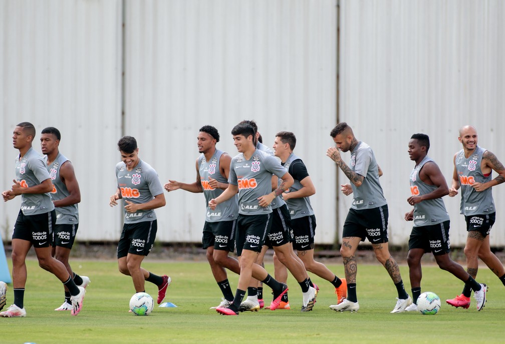 Jô e Lucas Piton seguem em tratamento em dia de treino de fundamentos