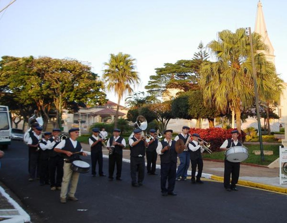 Em foto de 2016, músicos da Banda Carlos Gomes durante apresentação pelas ruas de Bocaina — Foto: Prefeitura de Bocaina/Divulgação