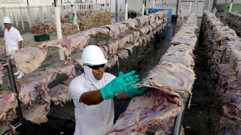 BBC - A JBS, fundada no Brasil em 1953, é a maior fornecedora mundial de carnes (Foto: Reuters via BBC)