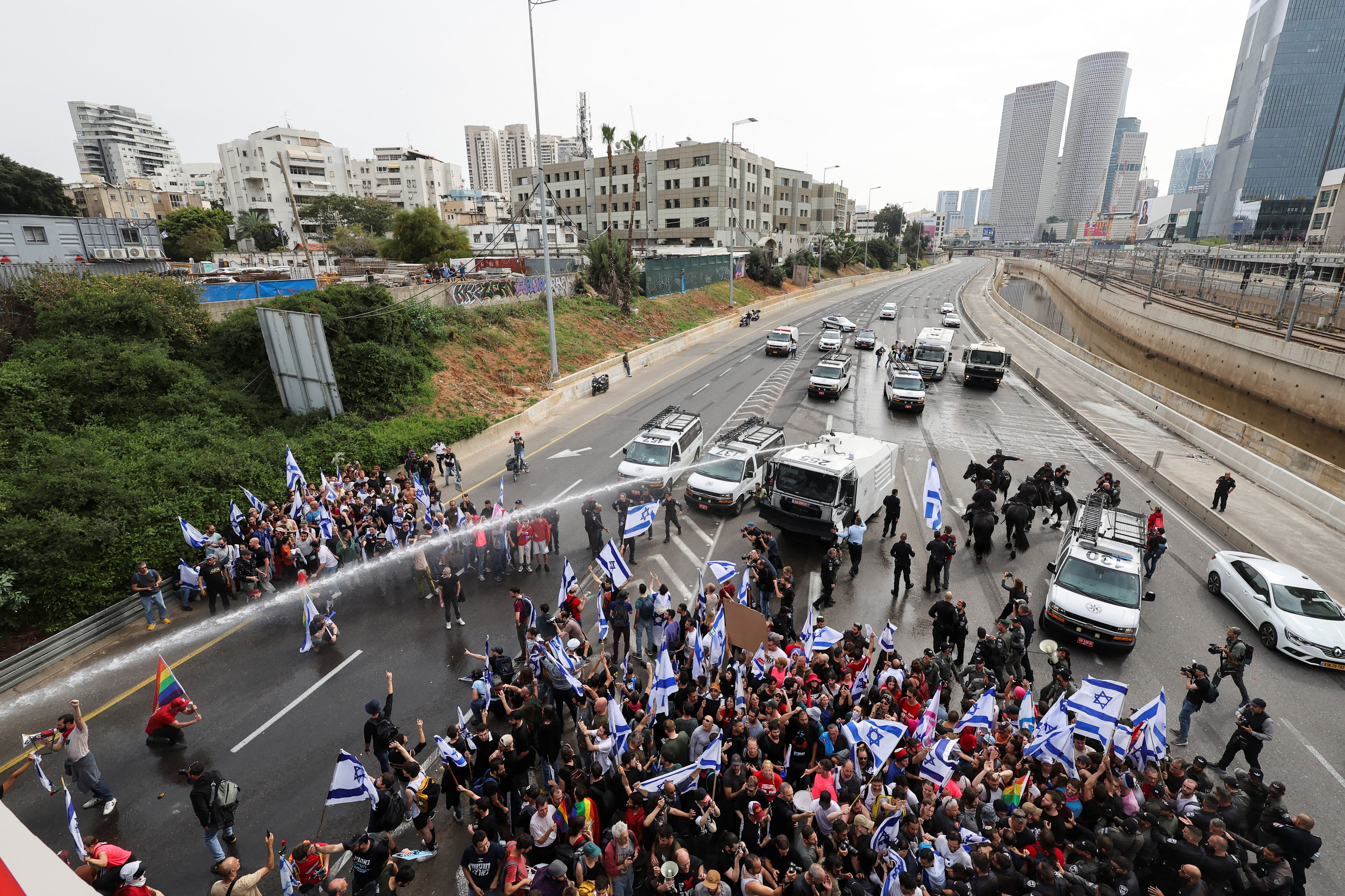 Congresso de Israel aprova lei para blindar o primeiro-ministro Benjamin Netanyahu, e multidão vai às ruas para protestar