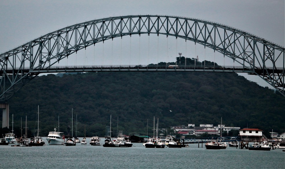 Embarcações são vistas no Canal do Panamá nesta terça-feira (31) — Foto: Eric Batista/AP