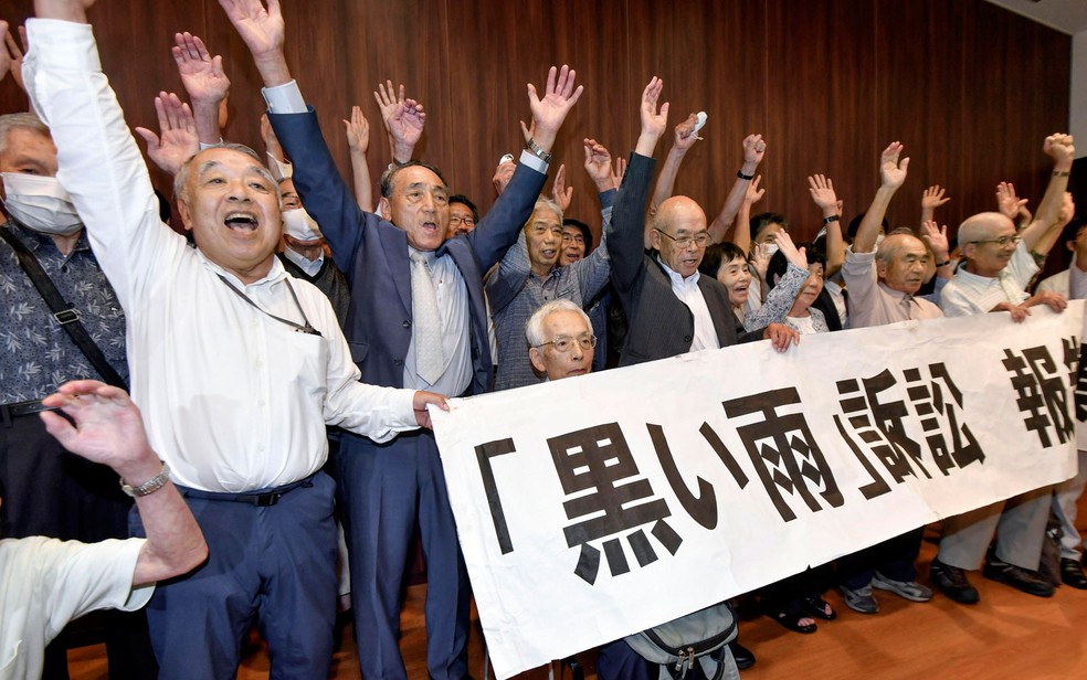 Grupo de requerentes e apoiadores comemora decisão de corte em Hiroshima, na quarta-feira (29) — Foto: Kyodo News via AP