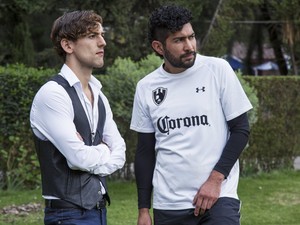 Luis Gerardo Méndez e Ianis Guerrero interpretam presidente e jogador de um clube de futebol em cena da série &#39;Club de cuervos&#39;, da Netflix (Foto: Divulgação)