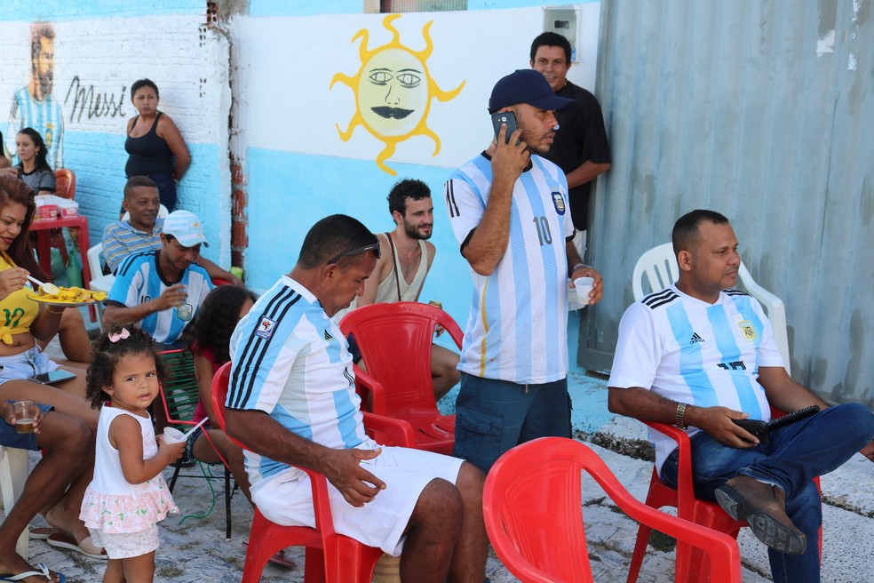 Torcedores da Argentina acompanham atentamente partida (Foto: Arthur Ribeiro/GloboEsporte.com)
