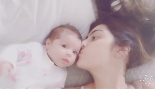 Marian: beijinho na filhota (Foto: Reprodução Instagram)