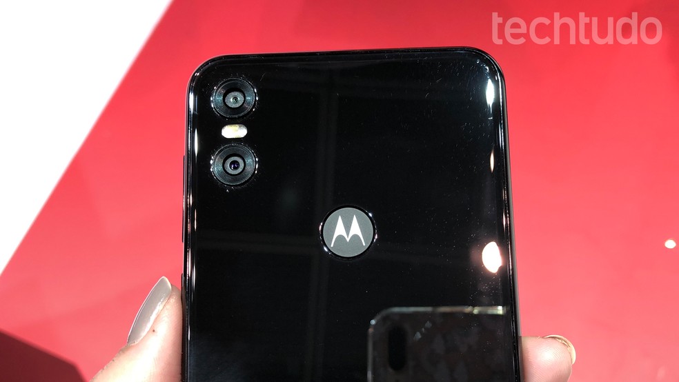 Motorola One tem ficha tÃ©cnica intermediÃ¡ria e cÃ¢mera dupla (Foto: Anna Kellen Bull/TechTudo)