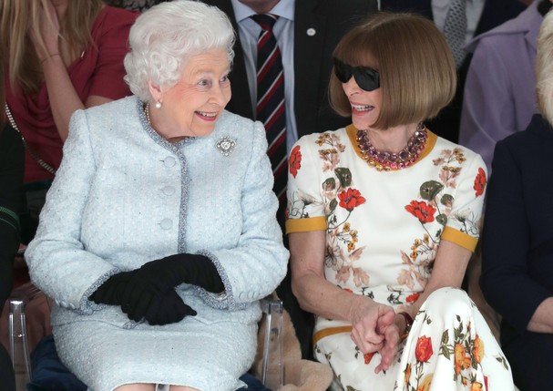 O ENCONTRO: Rainha Elizabeth II e Anna Wintour na fila A do Richard Quinn (Foto: Getty Images)
